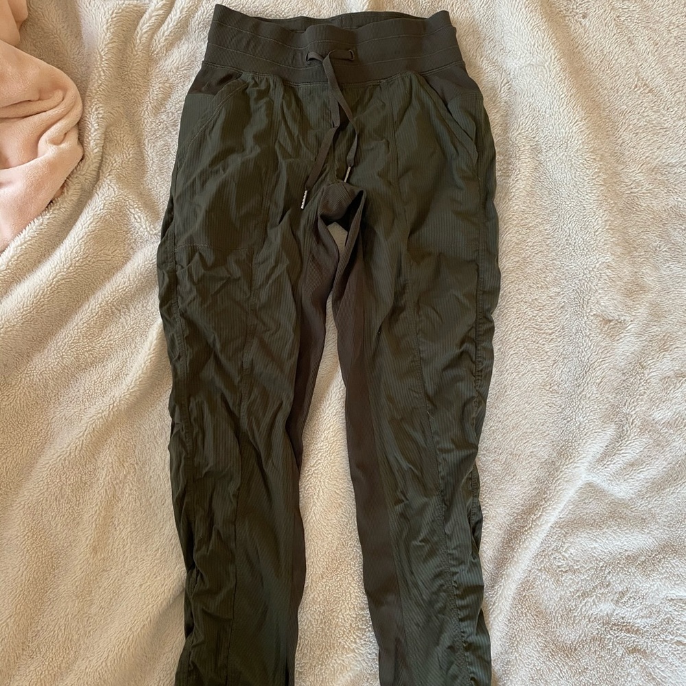 [lululemon] olive green jogger capri pants
